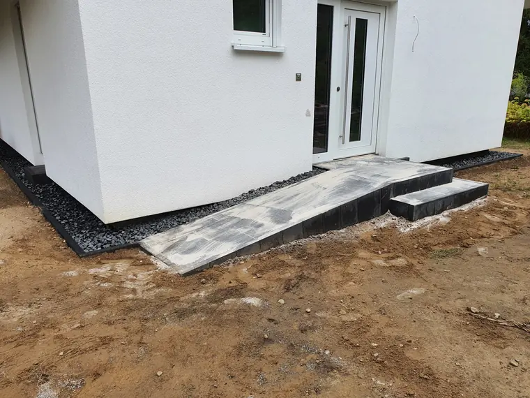 Gepflasterter Hauseingang mit Stufenanlage und Blockstufe